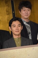 松田龍平（手前）、新井浩文（奥）。