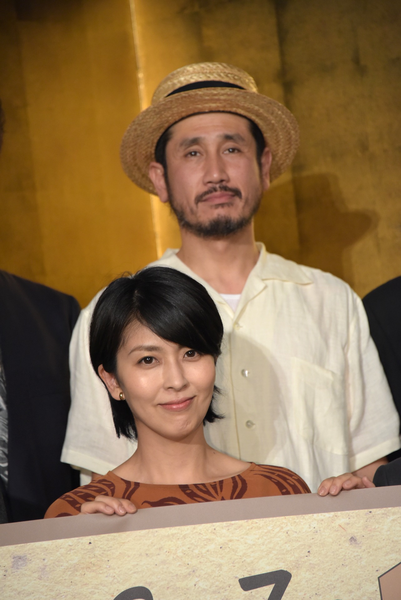 松たか子（手前）、渋川清彦（奥）。
