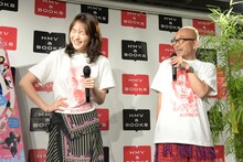 左から知英、竹中直人。