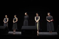 推しメンのイメージカラーを使ったコーディネートで登壇した女性キャストたち。