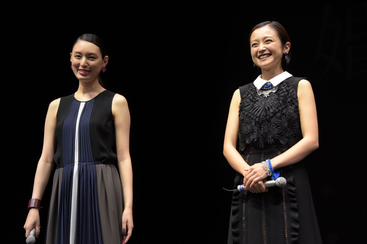 左から栗山千明、安達祐実。