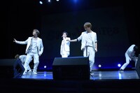 劇中歌「La La La...」をパフォーマンスするスノーホワイツ。