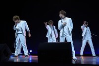 劇中歌「La La La...」をパフォーマンスするスノーホワイツ。