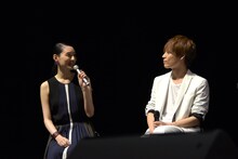 左から栗山千明、岩岡徹。