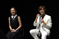 左から安達祐実、和田颯。