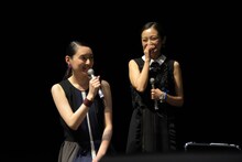 妄想シーンの再現を見る栗山千明（左）と安達祐実（右）。