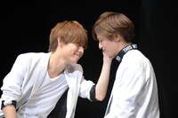 妄想シーンを再現する岩岡徹（左）と和田颯（右）。