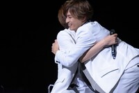 妄想シーンを再現したあと、照れて岩岡徹（左）に抱きつく和田颯（右）。