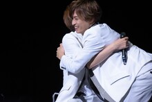 妄想シーンを再現したあと、照れて岩岡徹（左）に抱きつく和田颯（右）。