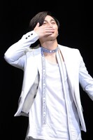 投げキッスする聖貴。