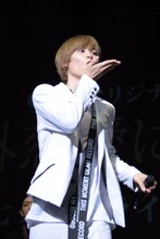 投げキッスする太田将熙。