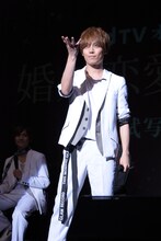 投げキッスする岩岡徹。