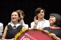 安達祐実にいたずらする和田颯（後列左）。