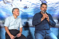 左から上田一生、リュック・ジャケ。