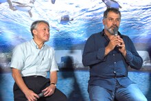 左から上田一生、リュック・ジャケ。