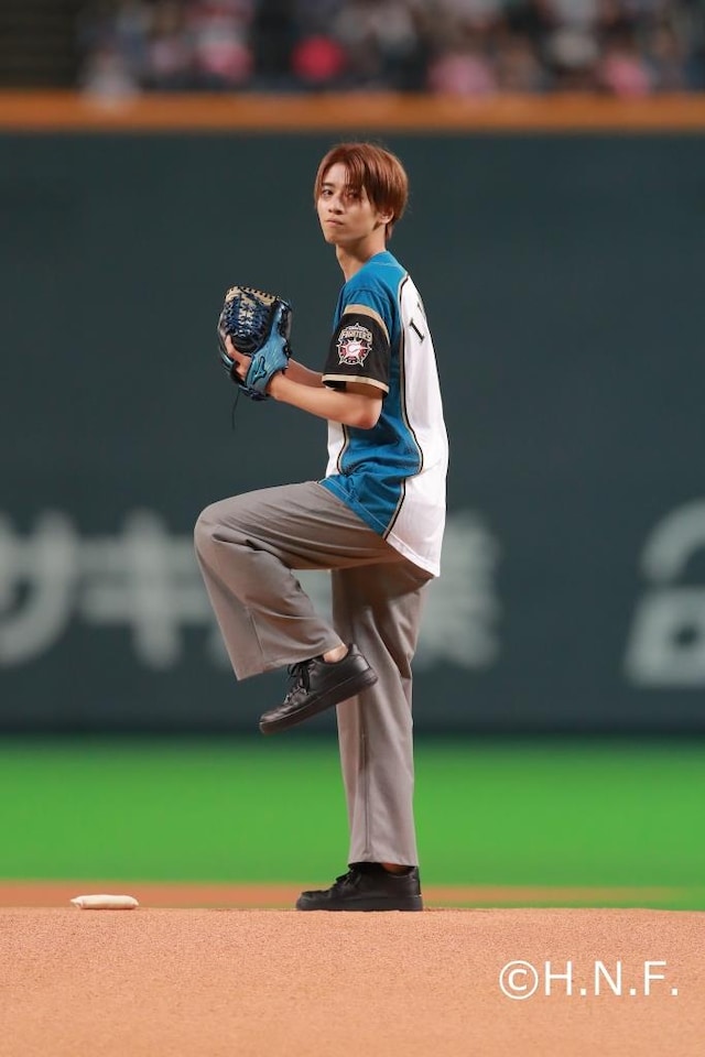 始球式に参加した飯島寛騎。