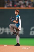 始球式に参加した飯島寛騎。