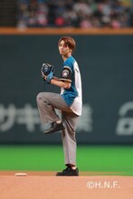 始球式に参加した飯島寛騎。