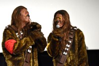 楽しげに「スター・ウォーズ」の名シーンの話をするユーキ（左）とユースケ（右）。