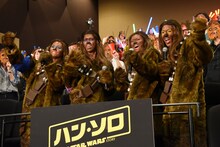 チューバッカの鳴き声を観客と一緒にまねする超特急。
