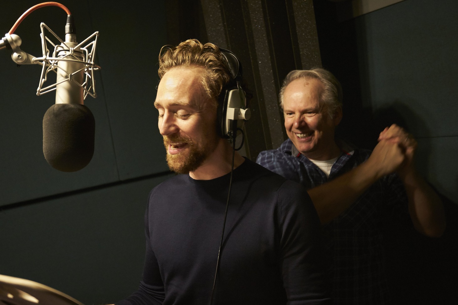 「アーリーマン ～ダグと仲間のキックオフ！～」アフレコ現場の様子。左からトム・ヒドルストン、ニック・パーク。