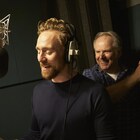 トム・ヒドルストンが極楽マッサージにご満悦「アーリーマン」アフレコ映像解禁