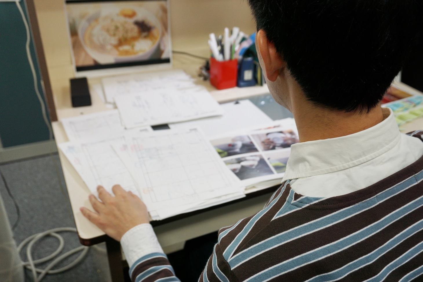 西村貴世の作業風景。