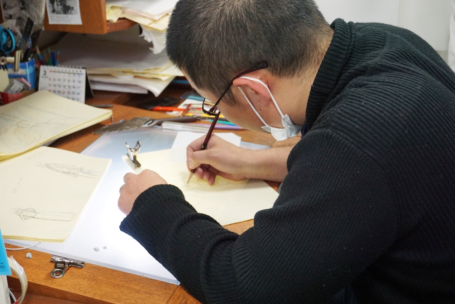 大橋実の作業風景。