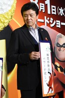 「瞬間移動のパワーが欲しい」と書かれた短冊を持つ三浦友和。