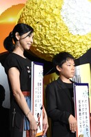 「一瞬でセリフが覚えられるパワーが欲しい」と書かれた短冊を持つ黒木瞳（左）と、「バリアを手に入れて、ドッジボールで完全無敗にしたい」と書かれた短冊を持つ山崎智史（右）。