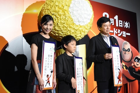 「欲しいスーパーパワー」が書かれた短冊を掲げるキャストたち。
