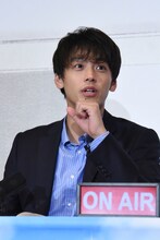 男性の観客を見つけて「おっ、メンズ！」と喜ぶ竹内涼真。