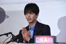 主題歌に合わせて踊る竹内涼真。