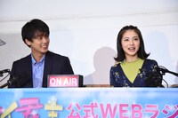 左から竹内涼真、浜辺美波。