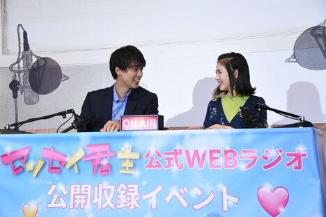 左から竹内涼真、浜辺美波。