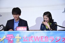 左から竹内涼真、浜辺美波。