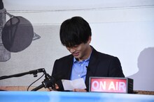 当選者に電話をかける竹内涼真。