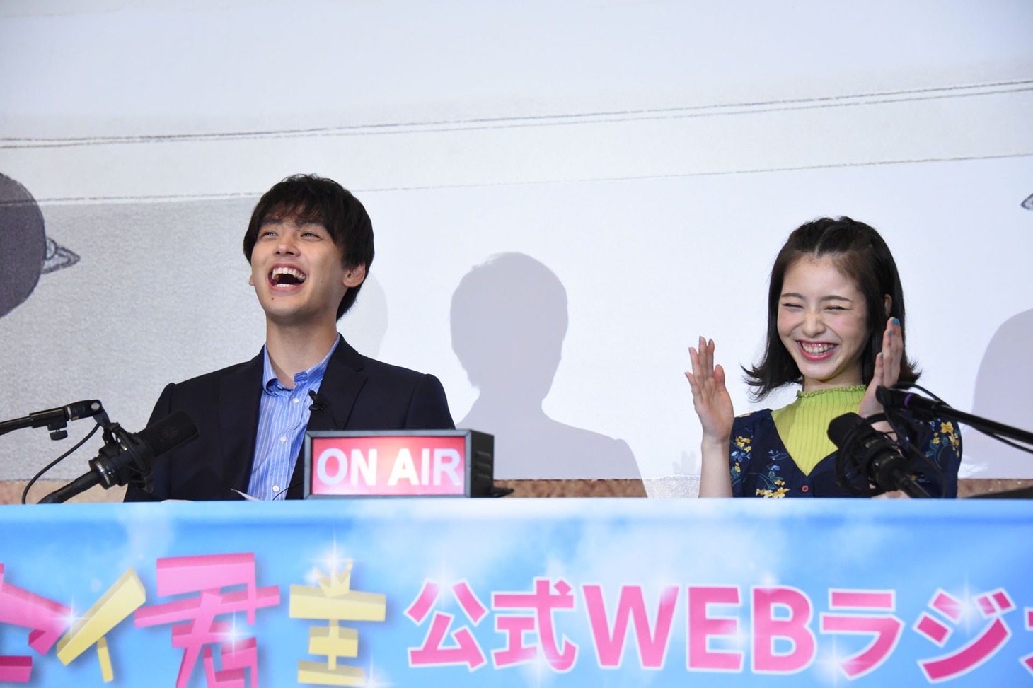 左から竹内涼真、浜辺美波。