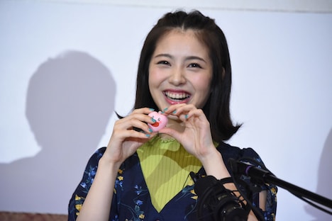 リスナープレゼントのピンクあゆはを見せる浜辺美波。