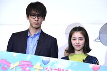 左から竹内涼真、浜辺美波。