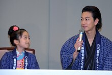 左から横溝菜帆、佐藤健。