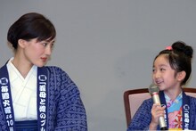 左から綾瀬はるか、横溝菜帆。