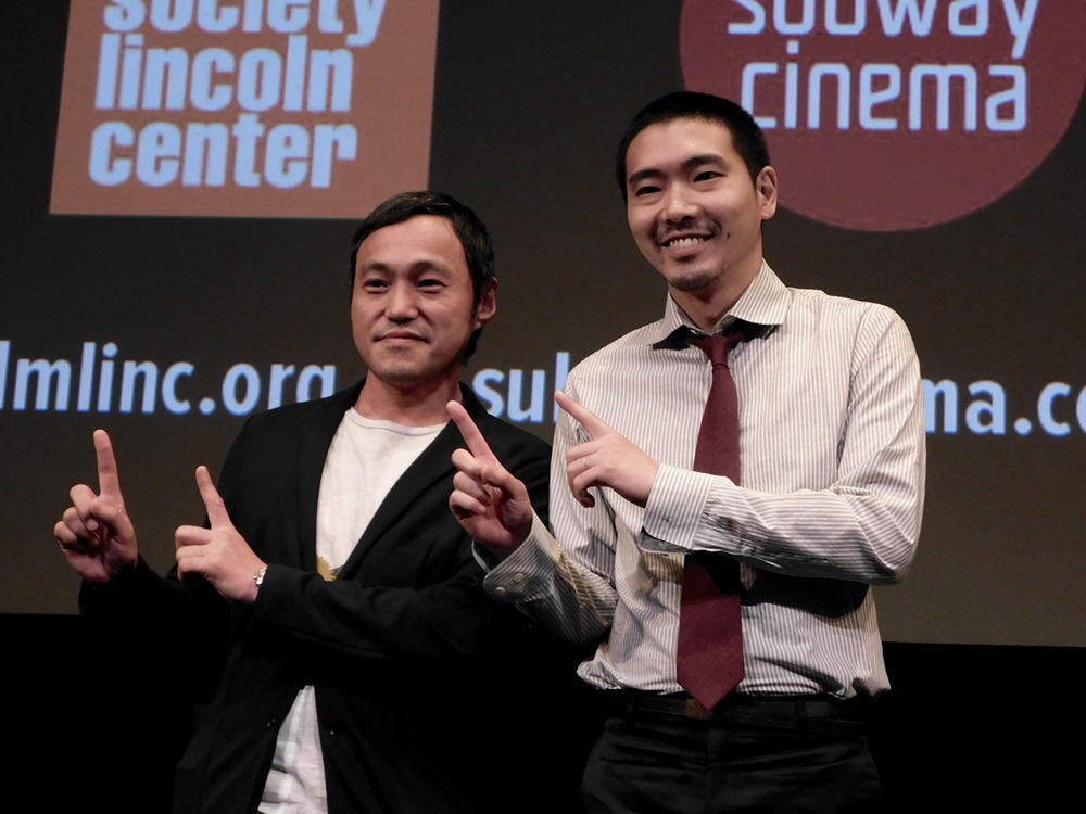 左から冨永昌敬、柄本佑。
