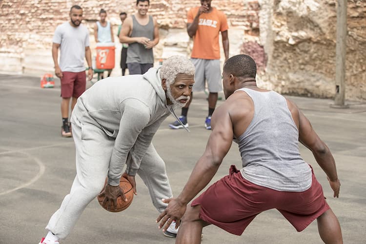 老人の正体はnba選手 ペプシのドッキリcmが映画に アンクル ドリュー 公開 映画ナタリー