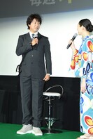 左から上川隆也、栗山千明。