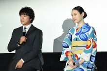 左から上川隆也、栗山千明。