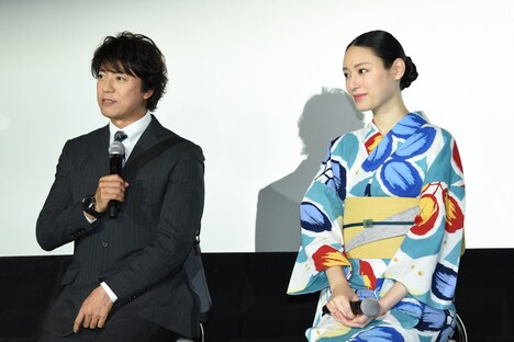 左から上川隆也、栗山千明。