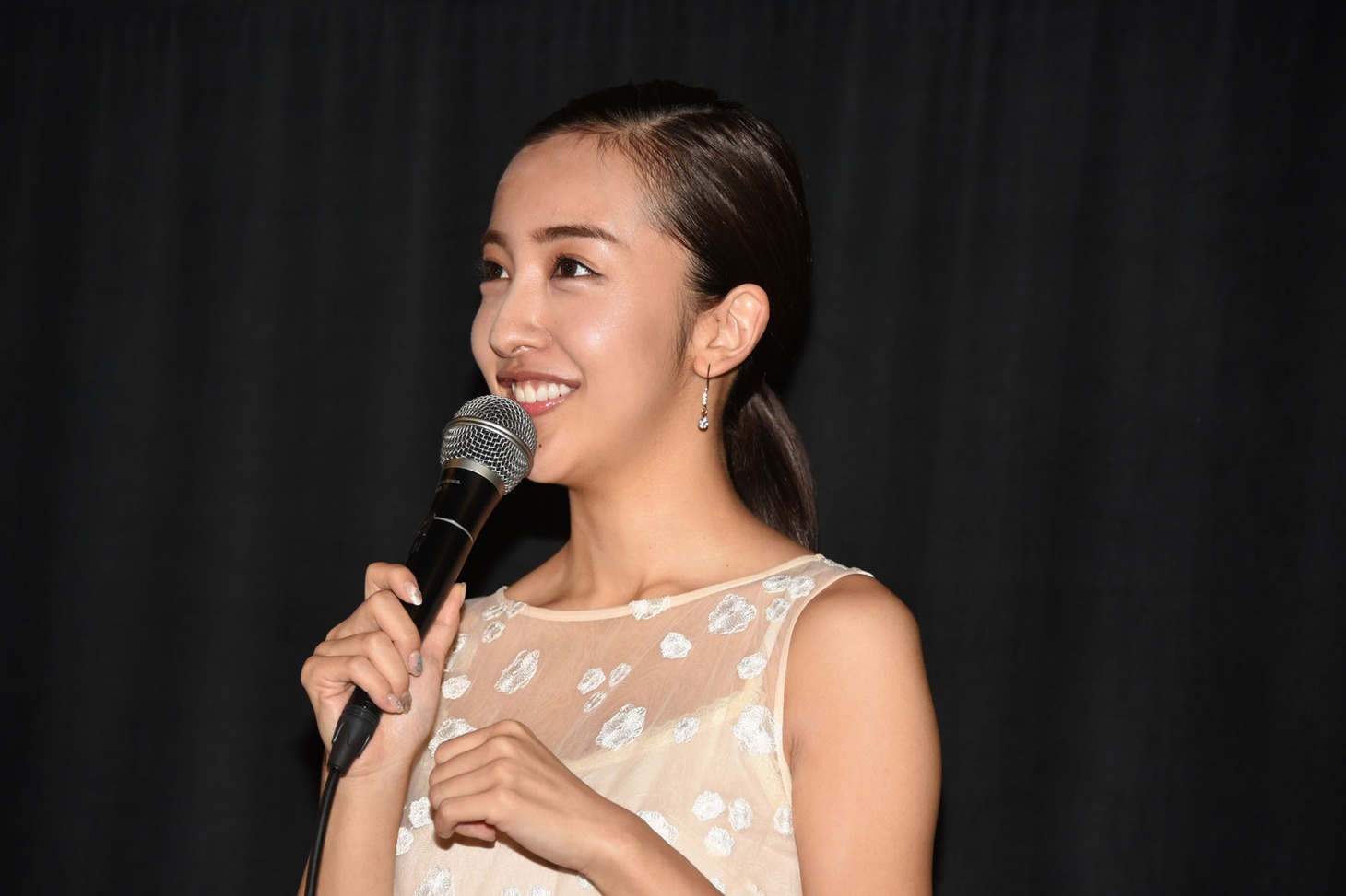 板野友美