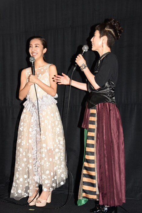 左から板野友美、久本雅美。