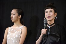 左から板野友美、久本雅美。